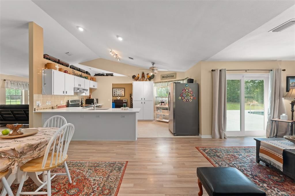 待售: $650,000 (3 贝兹, 2 浴室, 1995 平方英尺)