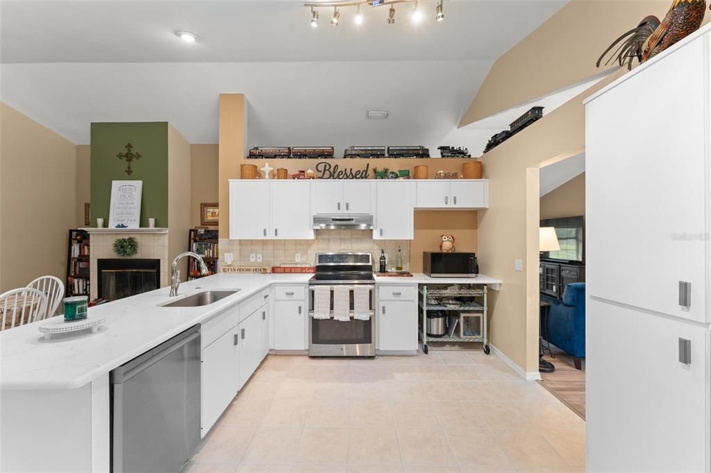 待售: $650,000 (3 贝兹, 2 浴室, 1995 平方英尺)