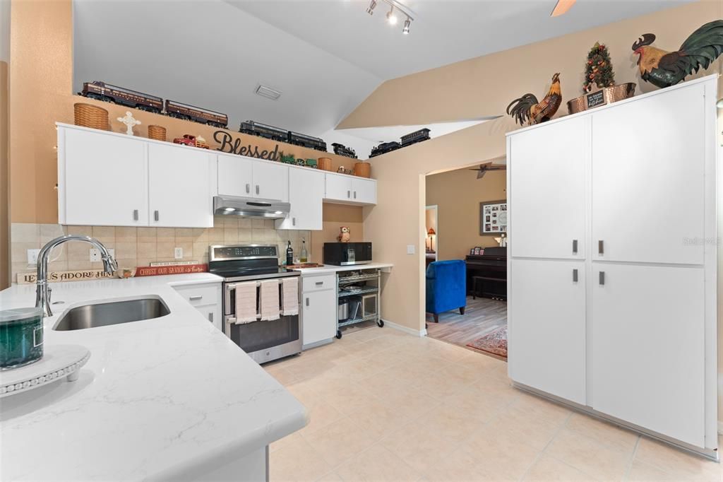 待售: $650,000 (3 贝兹, 2 浴室, 1995 平方英尺)