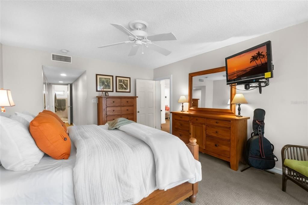 For Sale: $675,000 (2 beds, 2 baths, 1484 Square Feet)