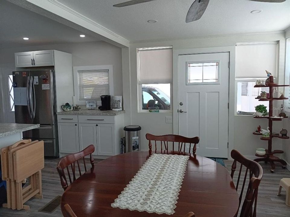 待售: $285,000 (2 贝兹, 2 浴室, 1055 平方英尺)