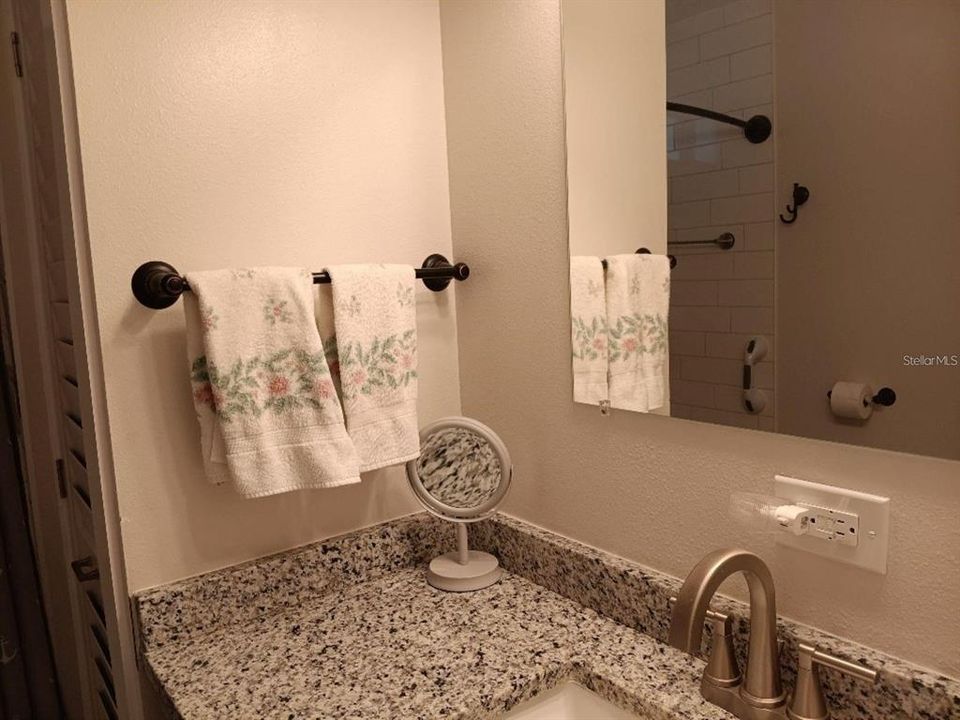 待售: $285,000 (2 贝兹, 2 浴室, 1055 平方英尺)