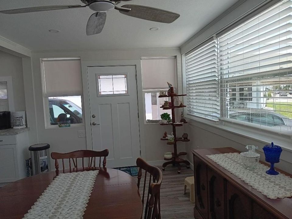 待售: $285,000 (2 贝兹, 2 浴室, 1055 平方英尺)