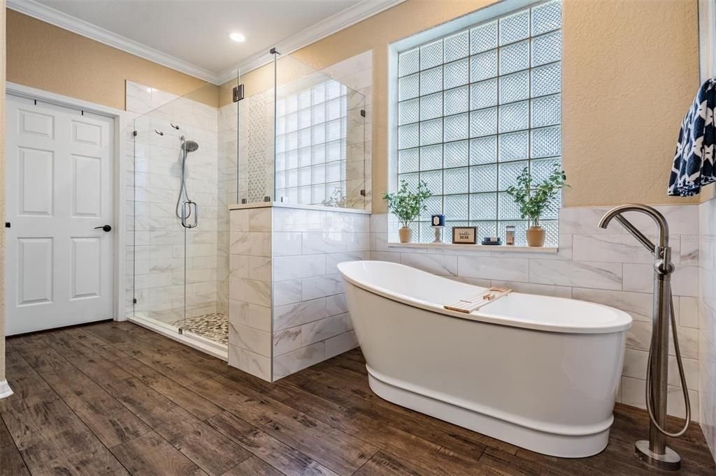 合同活跃: $715,000 (5 贝兹, 4 浴室, 3102 平方英尺)