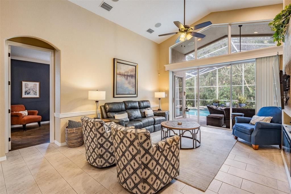 合同活跃: $715,000 (5 贝兹, 4 浴室, 3102 平方英尺)