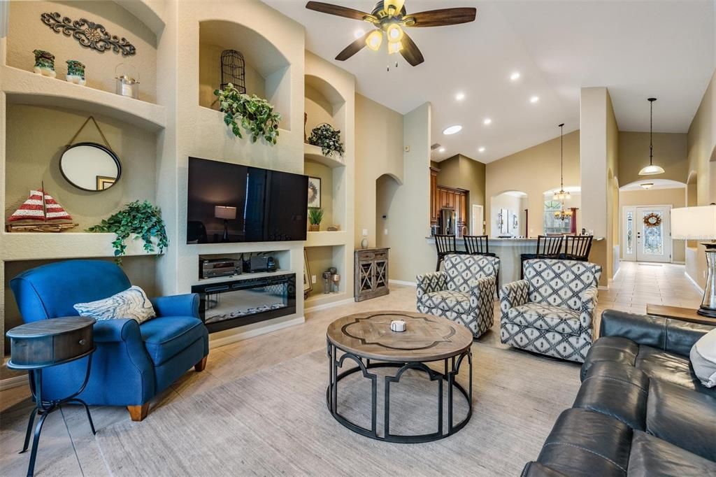 合同活跃: $715,000 (5 贝兹, 4 浴室, 3102 平方英尺)