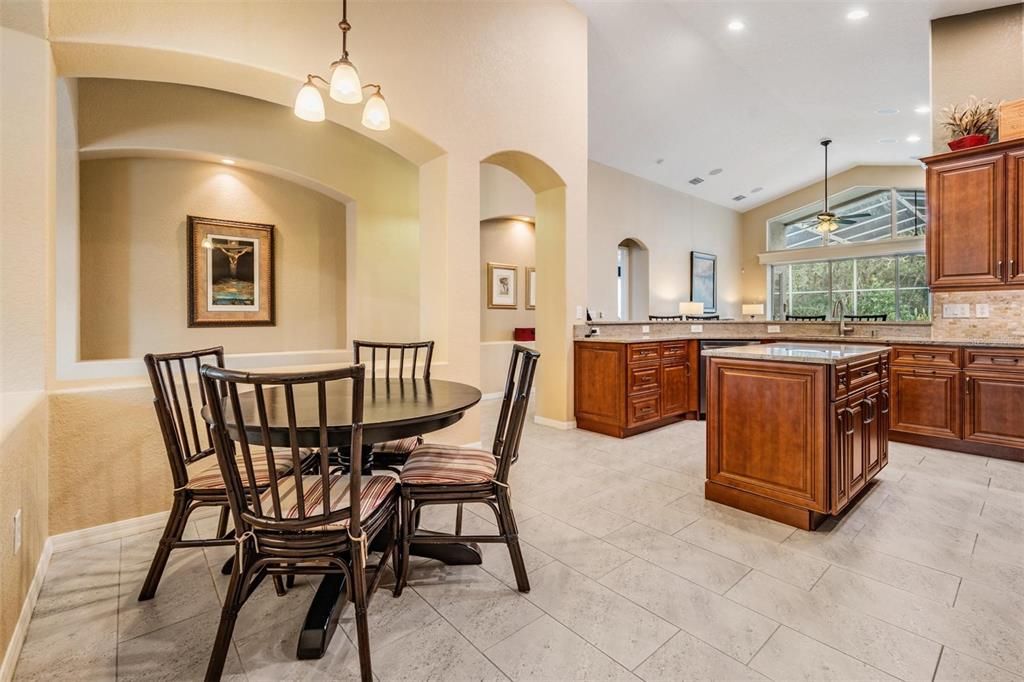 合同活跃: $715,000 (5 贝兹, 4 浴室, 3102 平方英尺)