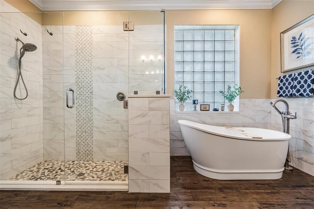 合同活跃: $715,000 (5 贝兹, 4 浴室, 3102 平方英尺)