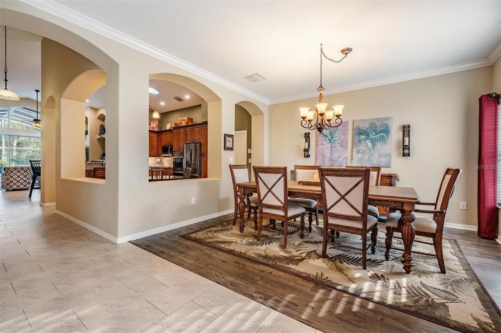 合同活跃: $715,000 (5 贝兹, 4 浴室, 3102 平方英尺)