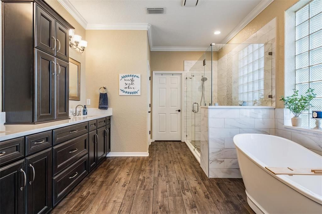 合同活跃: $715,000 (5 贝兹, 4 浴室, 3102 平方英尺)