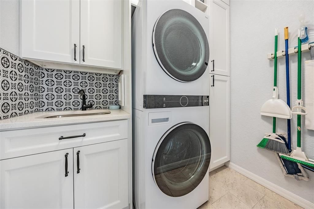 合同活跃: $715,000 (5 贝兹, 4 浴室, 3102 平方英尺)