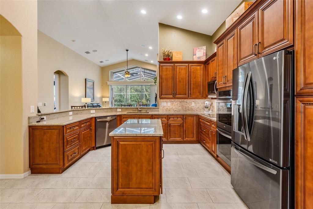 合同活跃: $715,000 (5 贝兹, 4 浴室, 3102 平方英尺)