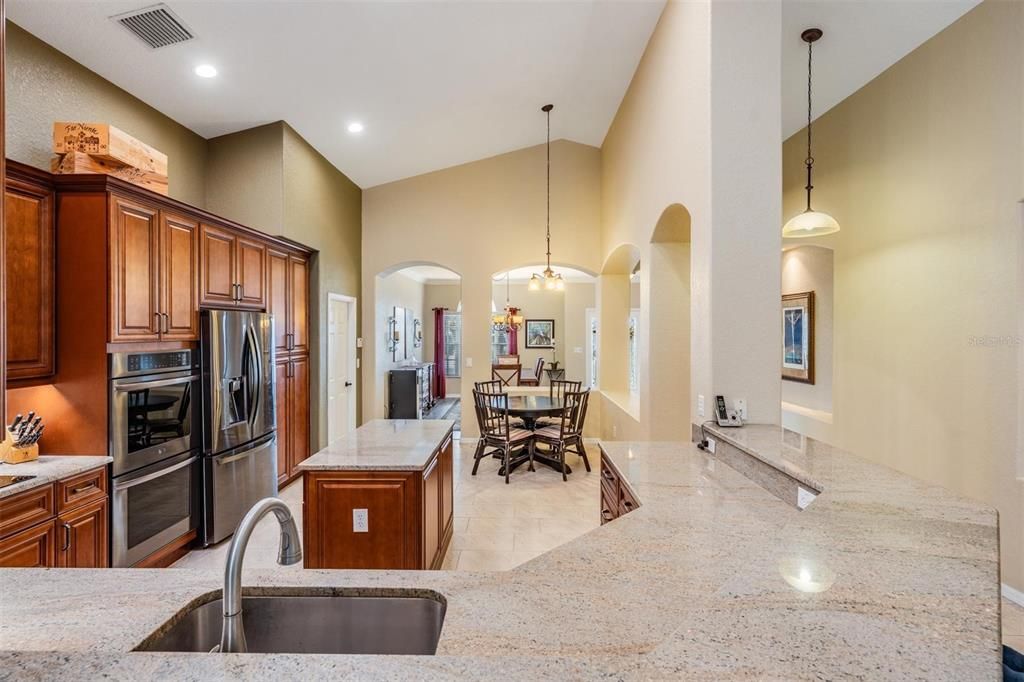 合同活跃: $715,000 (5 贝兹, 4 浴室, 3102 平方英尺)