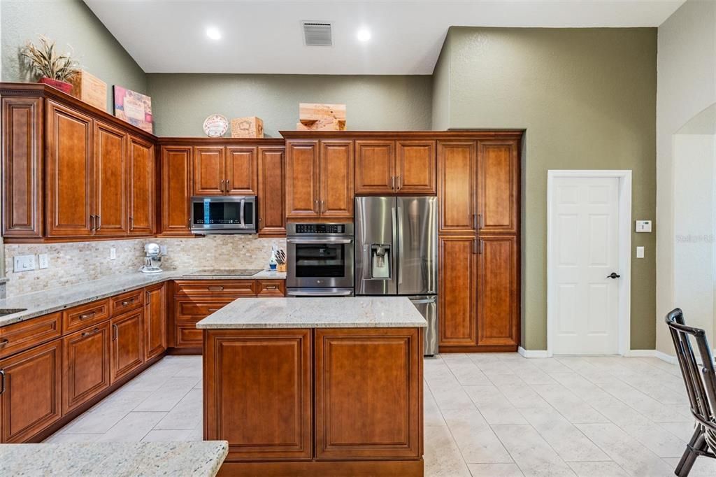 合同活跃: $715,000 (5 贝兹, 4 浴室, 3102 平方英尺)