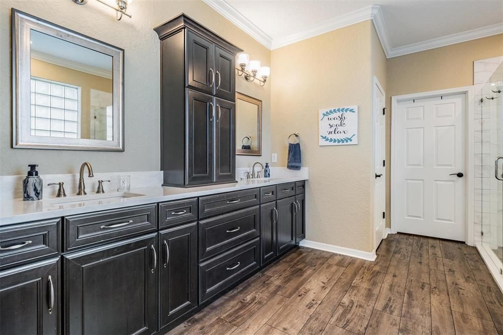 合同活跃: $715,000 (5 贝兹, 4 浴室, 3102 平方英尺)