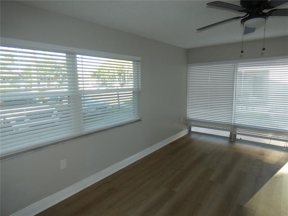 合同活跃: $125,000 (2 贝兹, 1 浴室, 768 平方英尺)