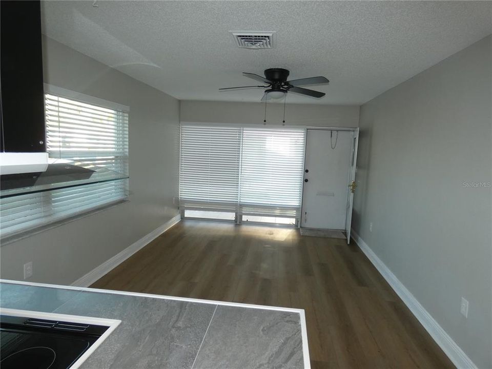 合同活跃: $125,000 (2 贝兹, 1 浴室, 768 平方英尺)