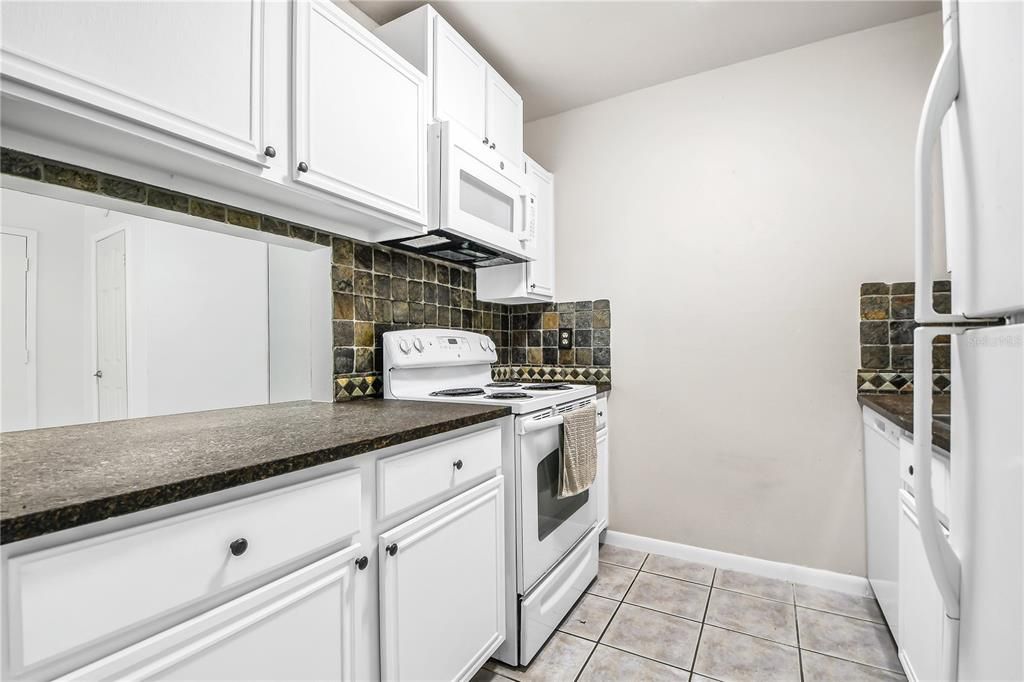 For Rent: $1,450 (2 beds, 2 baths, 842 Square Feet)