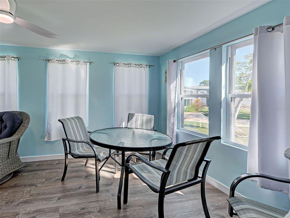 合同活跃: $159,500 (2 贝兹, 2 浴室, 1296 平方英尺)