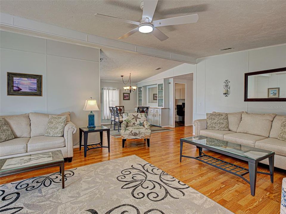 合同活跃: $159,500 (2 贝兹, 2 浴室, 1296 平方英尺)