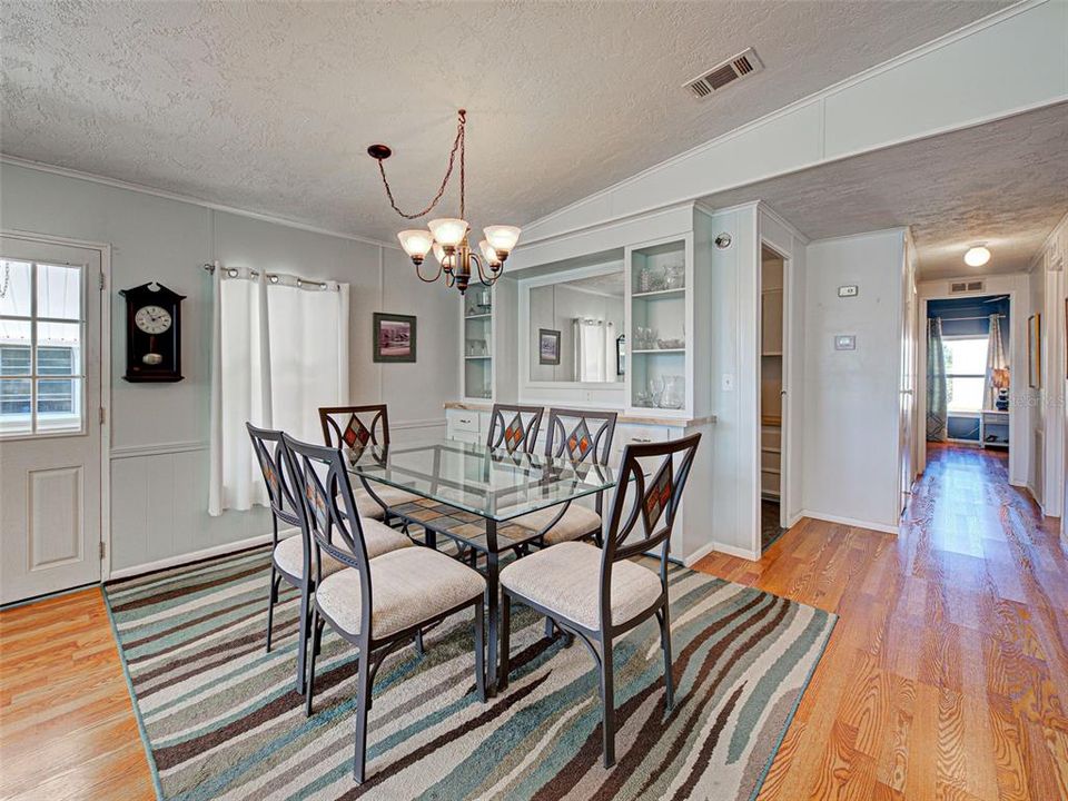 合同活跃: $159,500 (2 贝兹, 2 浴室, 1296 平方英尺)