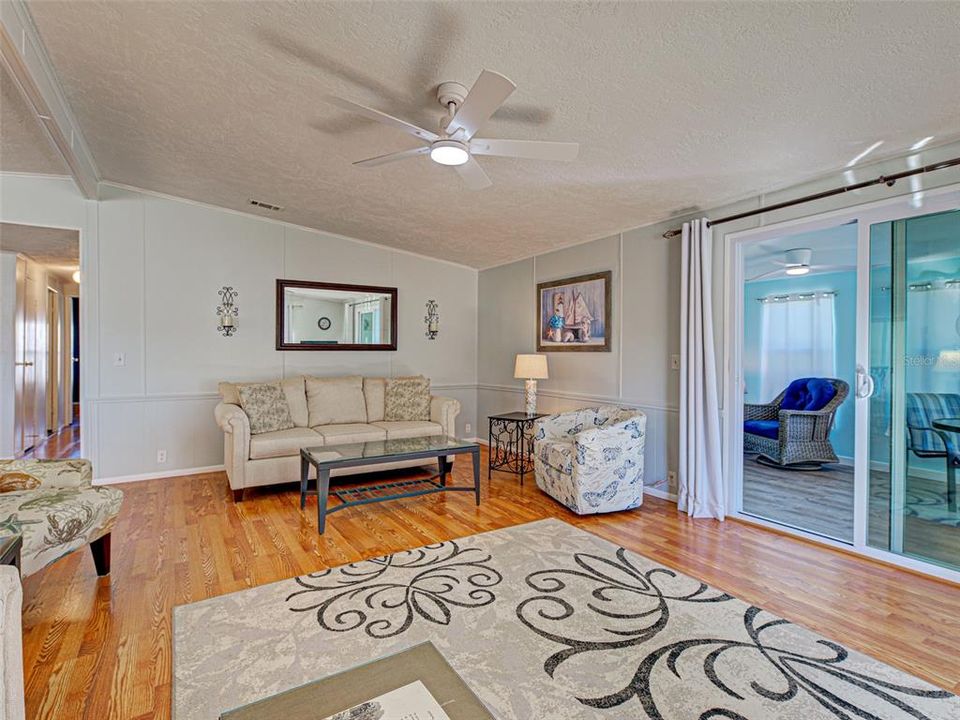 合同活跃: $159,500 (2 贝兹, 2 浴室, 1296 平方英尺)