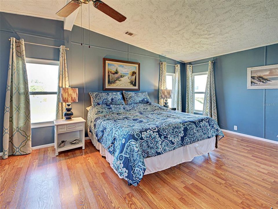 合同活跃: $159,500 (2 贝兹, 2 浴室, 1296 平方英尺)