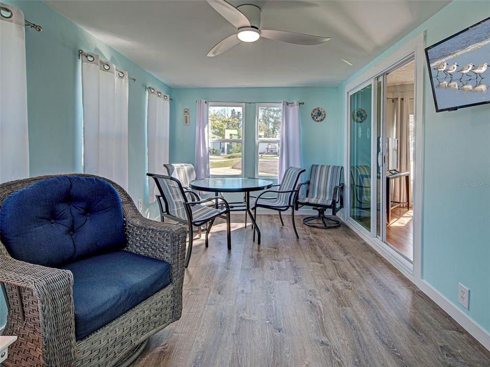 合同活跃: $159,500 (2 贝兹, 2 浴室, 1296 平方英尺)