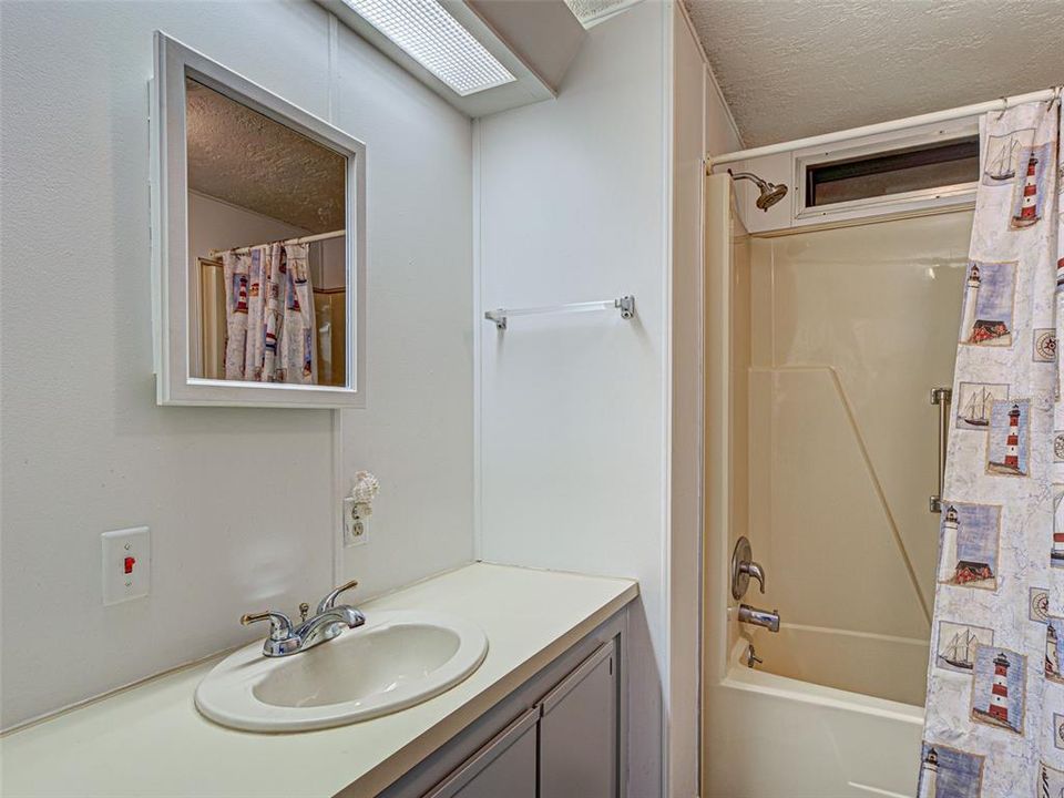 合同活跃: $159,500 (2 贝兹, 2 浴室, 1296 平方英尺)