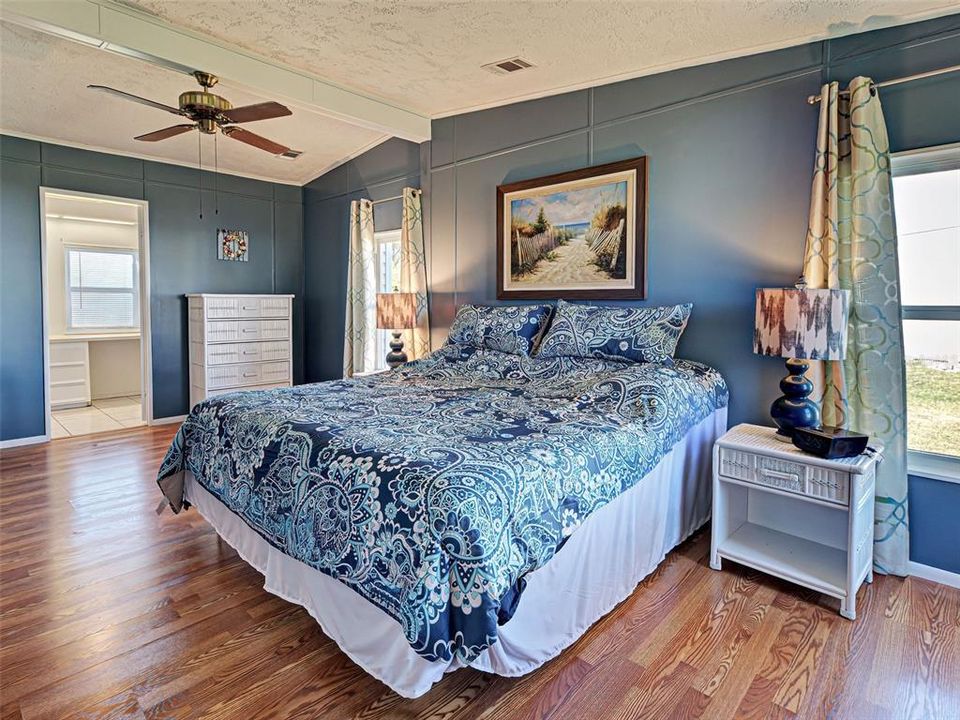 合同活跃: $159,500 (2 贝兹, 2 浴室, 1296 平方英尺)