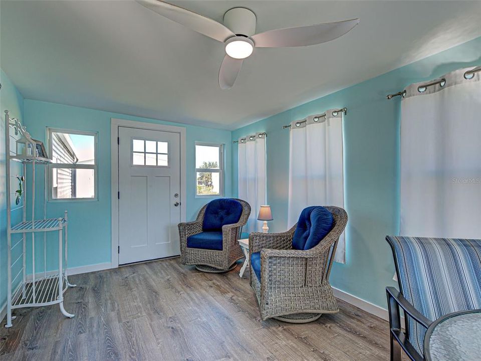 合同活跃: $159,500 (2 贝兹, 2 浴室, 1296 平方英尺)