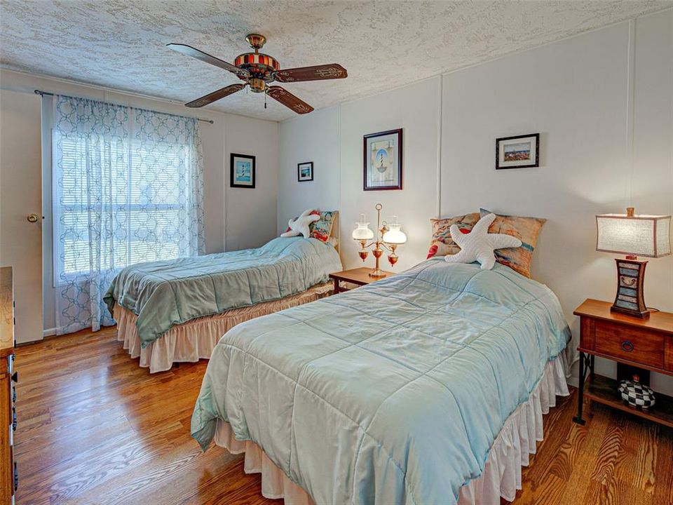 合同活跃: $159,500 (2 贝兹, 2 浴室, 1296 平方英尺)