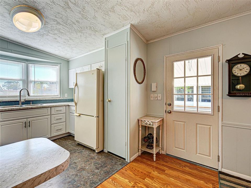 合同活跃: $159,500 (2 贝兹, 2 浴室, 1296 平方英尺)