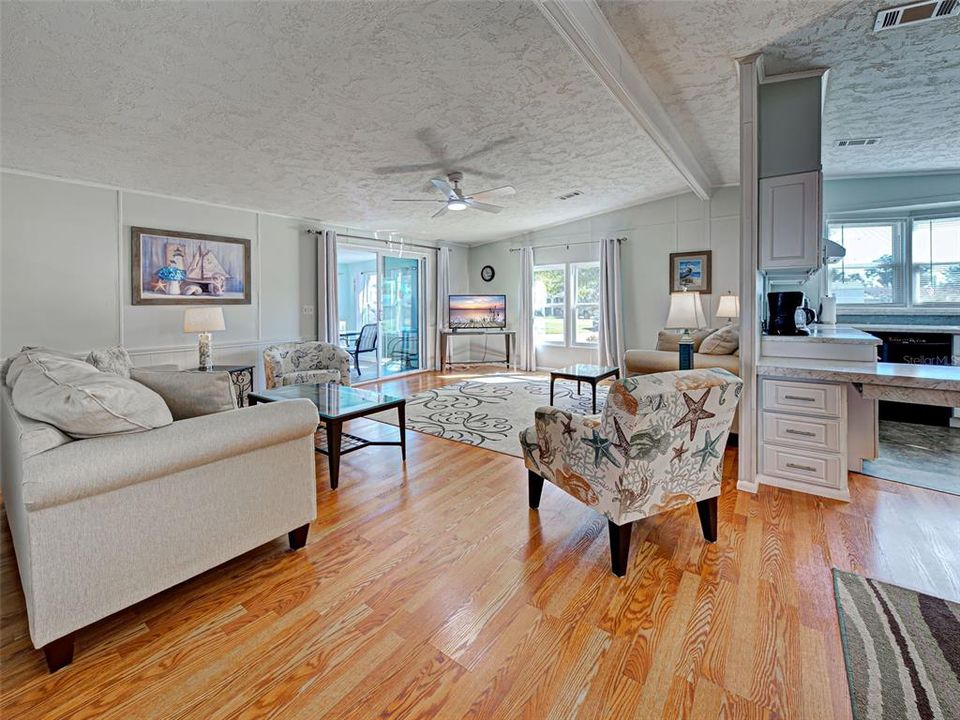 合同活跃: $159,500 (2 贝兹, 2 浴室, 1296 平方英尺)