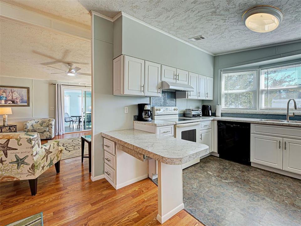 合同活跃: $159,500 (2 贝兹, 2 浴室, 1296 平方英尺)