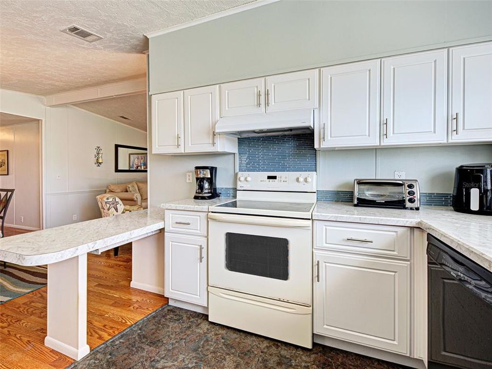 合同活跃: $159,500 (2 贝兹, 2 浴室, 1296 平方英尺)