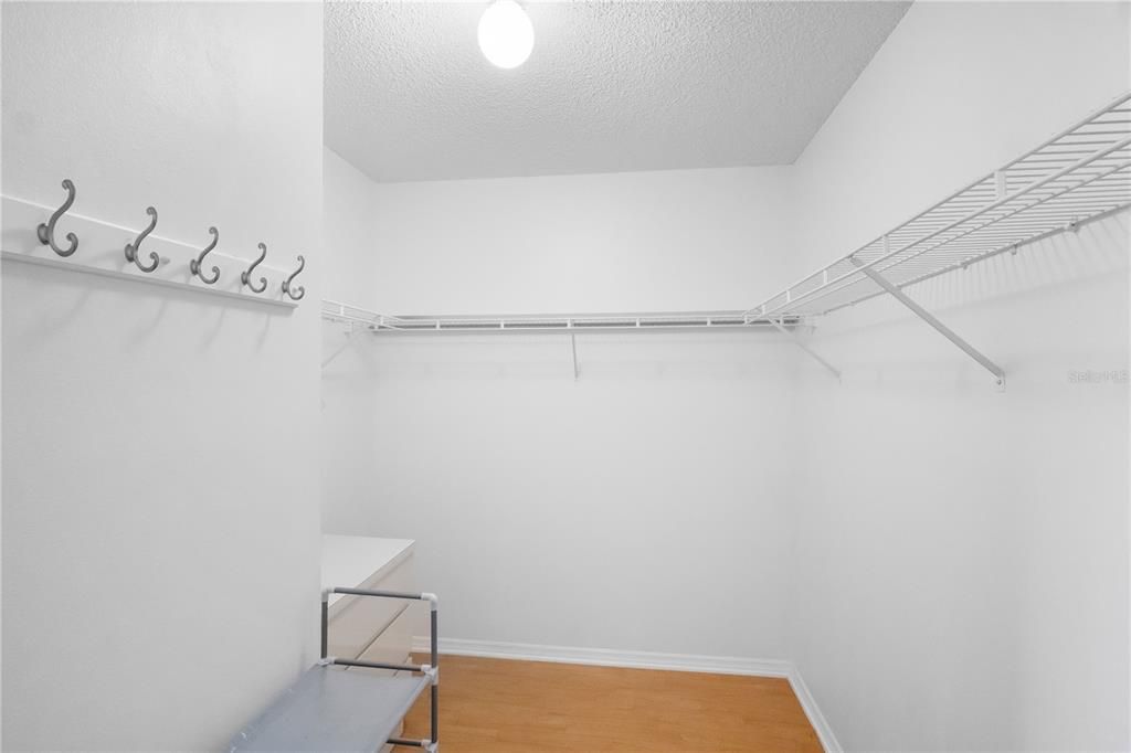 Activo con contrato: $229,000 (2 camas, 2 baños, 1121 Pies cuadrados)