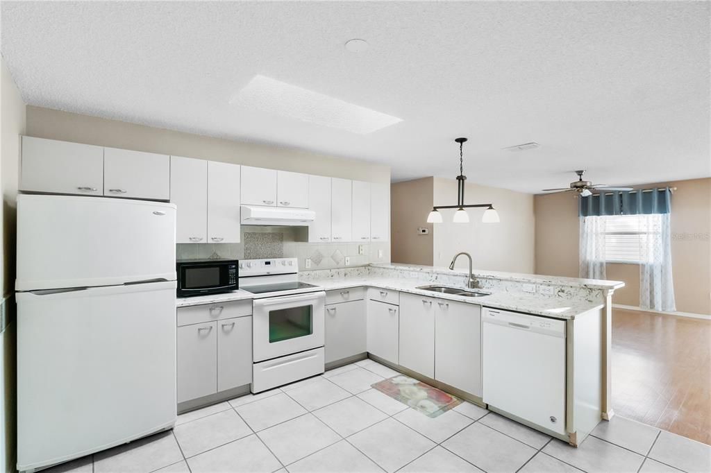 Activo con contrato: $229,000 (2 camas, 2 baños, 1121 Pies cuadrados)