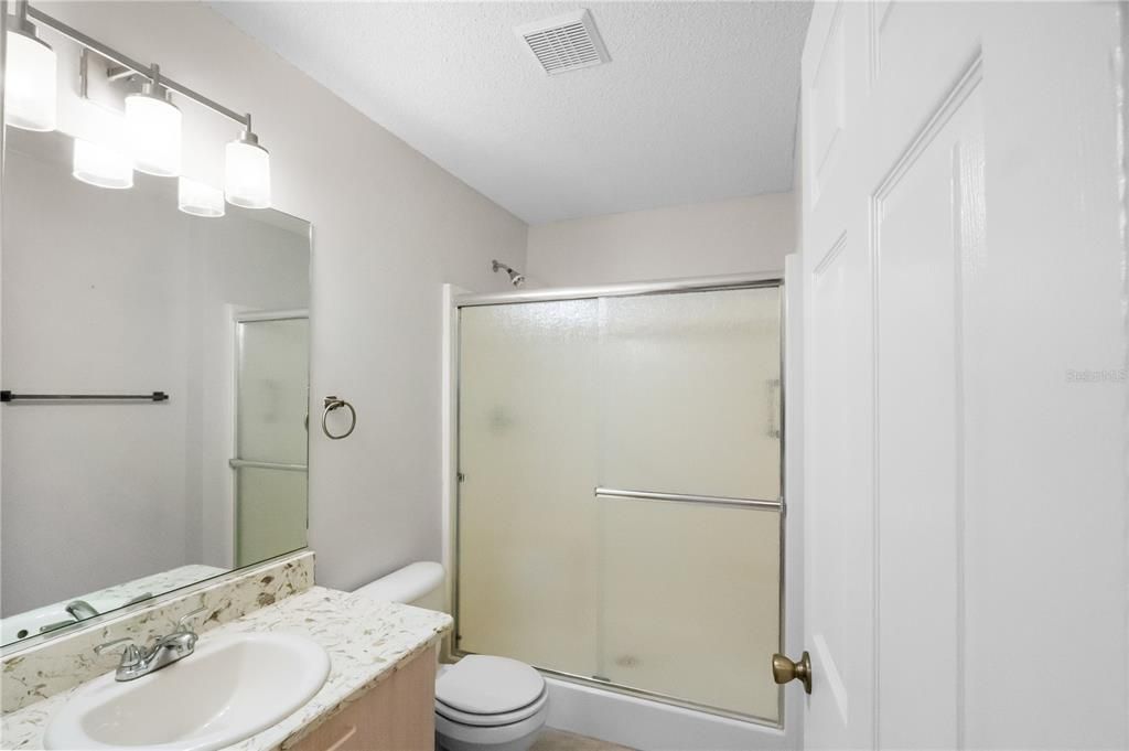 Activo con contrato: $229,000 (2 camas, 2 baños, 1121 Pies cuadrados)