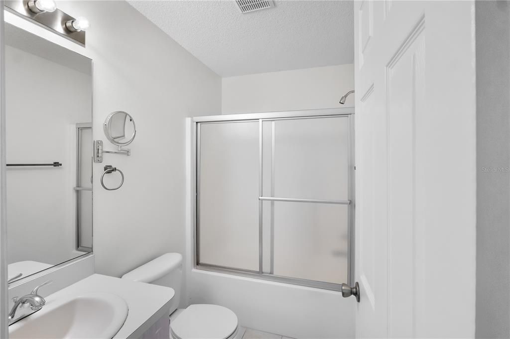 Activo con contrato: $229,000 (2 camas, 2 baños, 1121 Pies cuadrados)