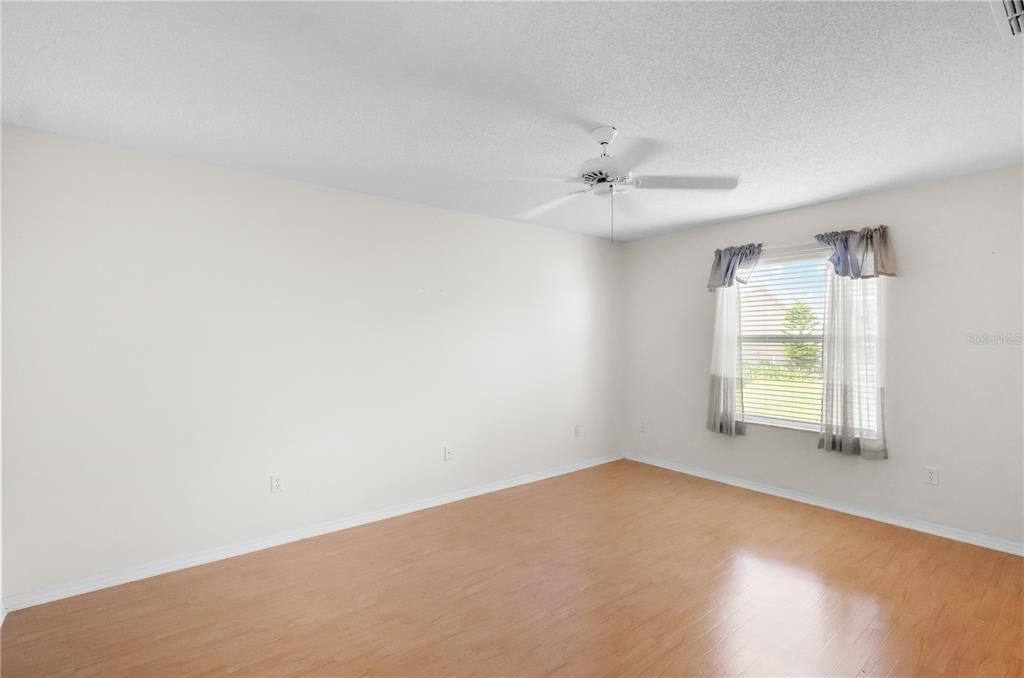 Activo con contrato: $229,000 (2 camas, 2 baños, 1121 Pies cuadrados)