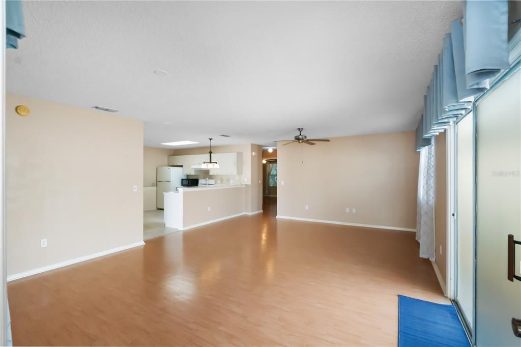 Activo con contrato: $229,000 (2 camas, 2 baños, 1121 Pies cuadrados)