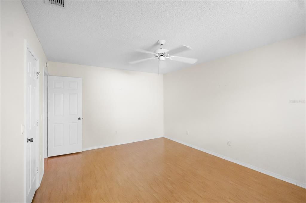 Activo con contrato: $229,000 (2 camas, 2 baños, 1121 Pies cuadrados)