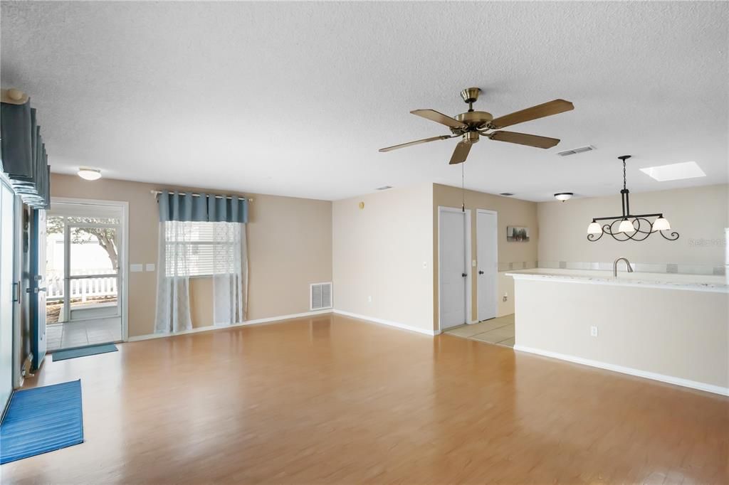 Activo con contrato: $229,000 (2 camas, 2 baños, 1121 Pies cuadrados)