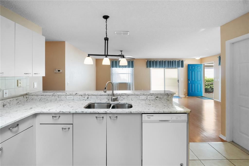 Activo con contrato: $229,000 (2 camas, 2 baños, 1121 Pies cuadrados)