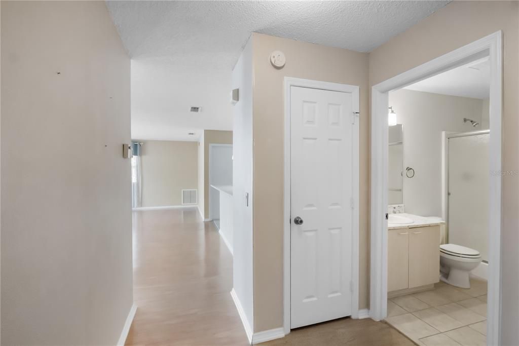 Activo con contrato: $229,000 (2 camas, 2 baños, 1121 Pies cuadrados)