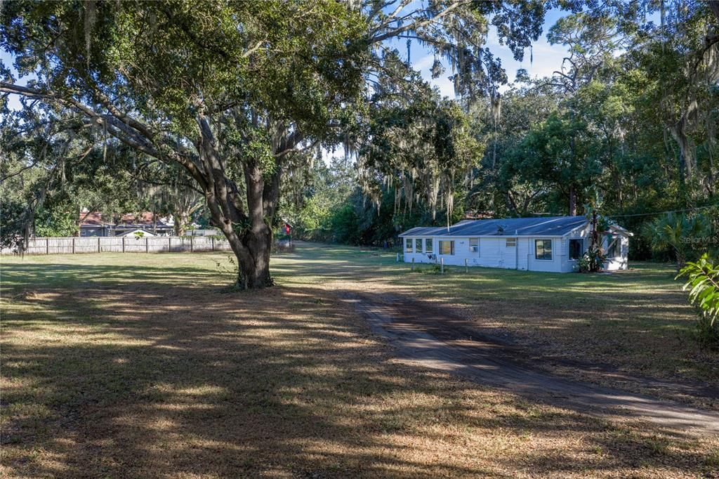 合同活跃: $285,000 (1 贝兹, 1 浴室, 996 平方英尺)