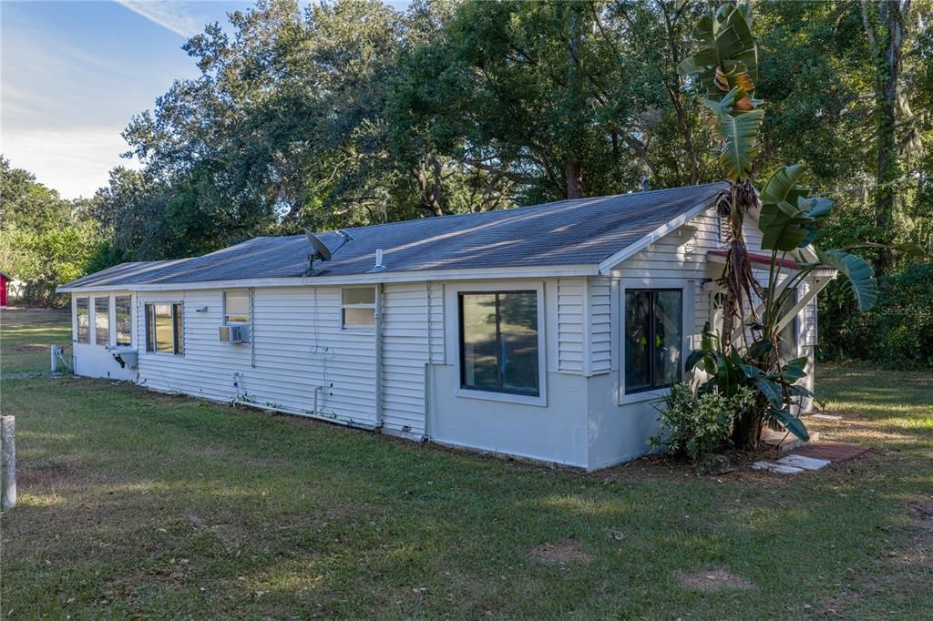 合同活跃: $285,000 (1 贝兹, 1 浴室, 996 平方英尺)