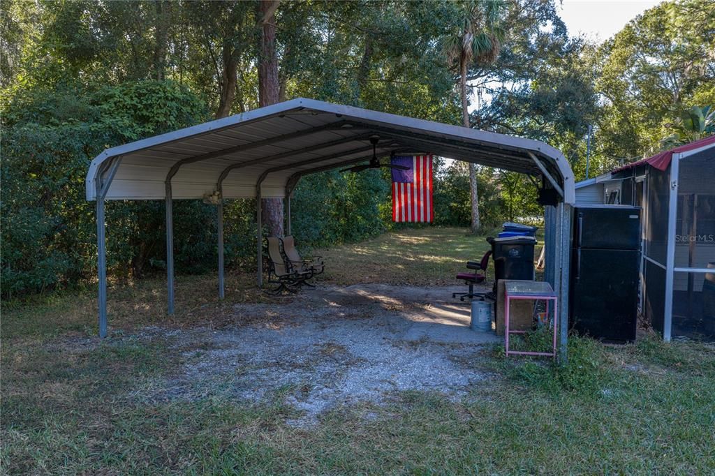 合同活跃: $285,000 (1 贝兹, 1 浴室, 996 平方英尺)