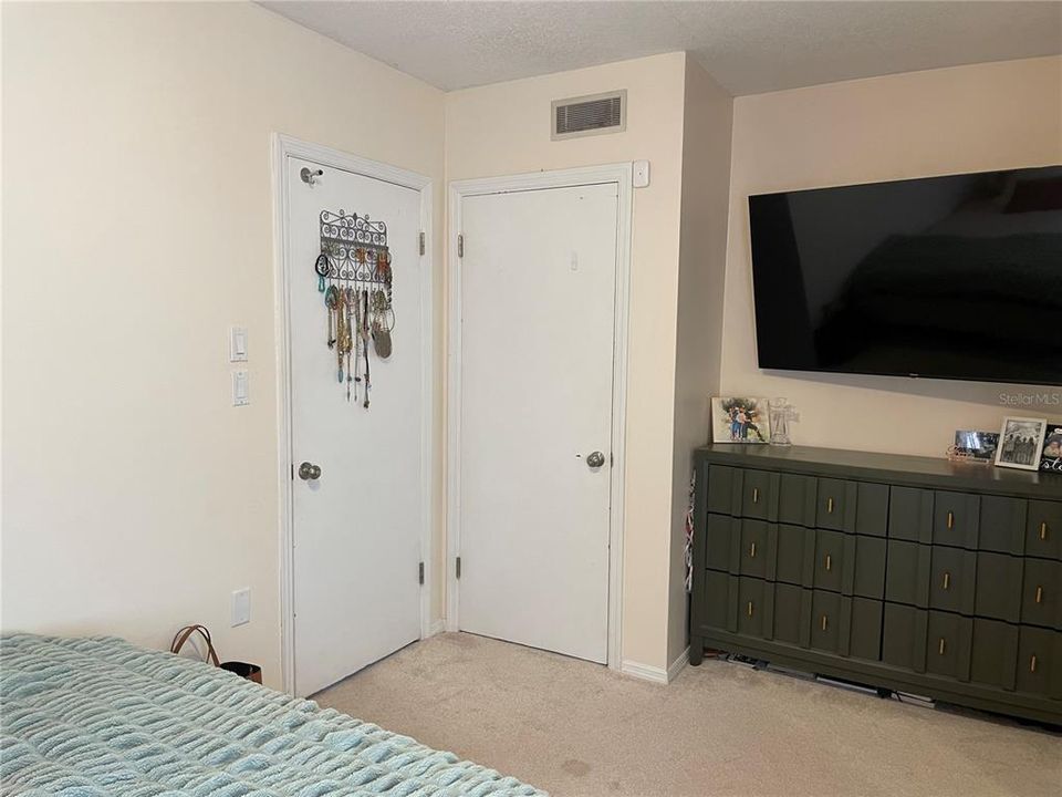 For Sale: $238,000 (2 beds, 1 baths, 1232 Square Feet)